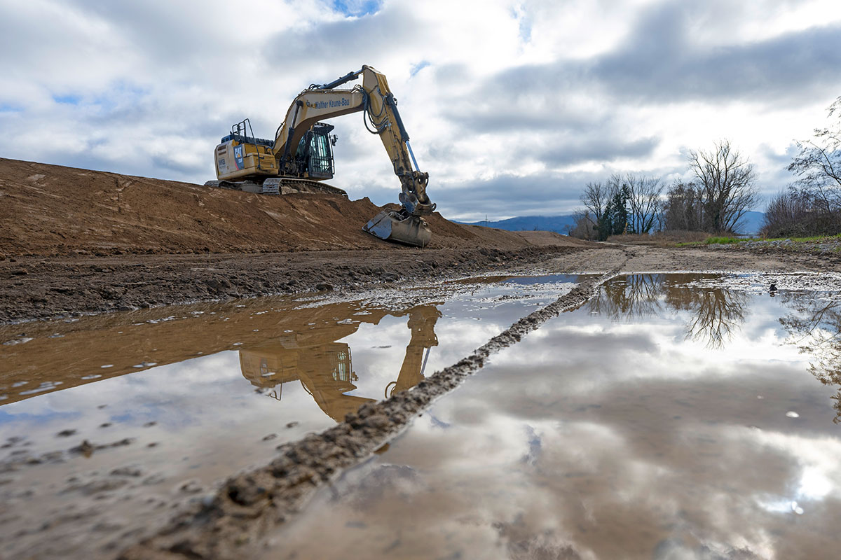 Bagger auf einer Böschung