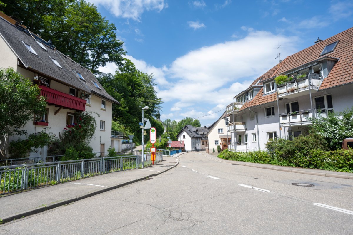 Blick von einer Kreuzung an der Kleintalstraße in die Großtalstraße, im Hintergrund ist die Straße zum Peterhof zu erkennen. 
