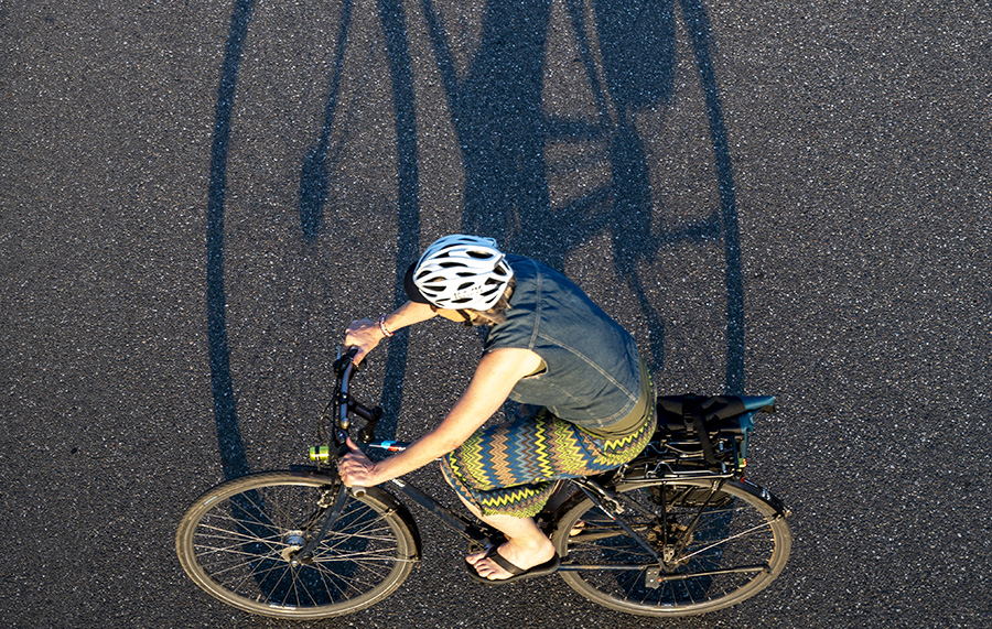 Klare Richtung: So lang wie dieser Schatten muss auch der Atem sein, den es für die Verkehrswende braucht. Der im Juli beschlossene Klimamobilitätsplan zeigt, was nötig und möglich ist. Klare Richtung: So lang wie dieser Schatten muss auch der Atem sein, den es für die Verkehrswende braucht. Der im Juli beschlossene Klimamobilitätsplan zeigt, was nötig und möglich ist.