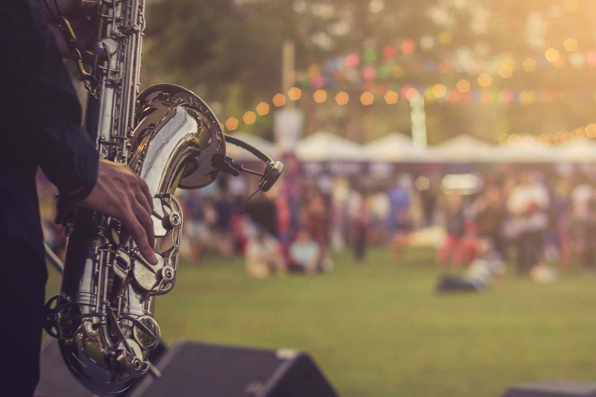 Saxophonspieler auf einer Bühne im Park