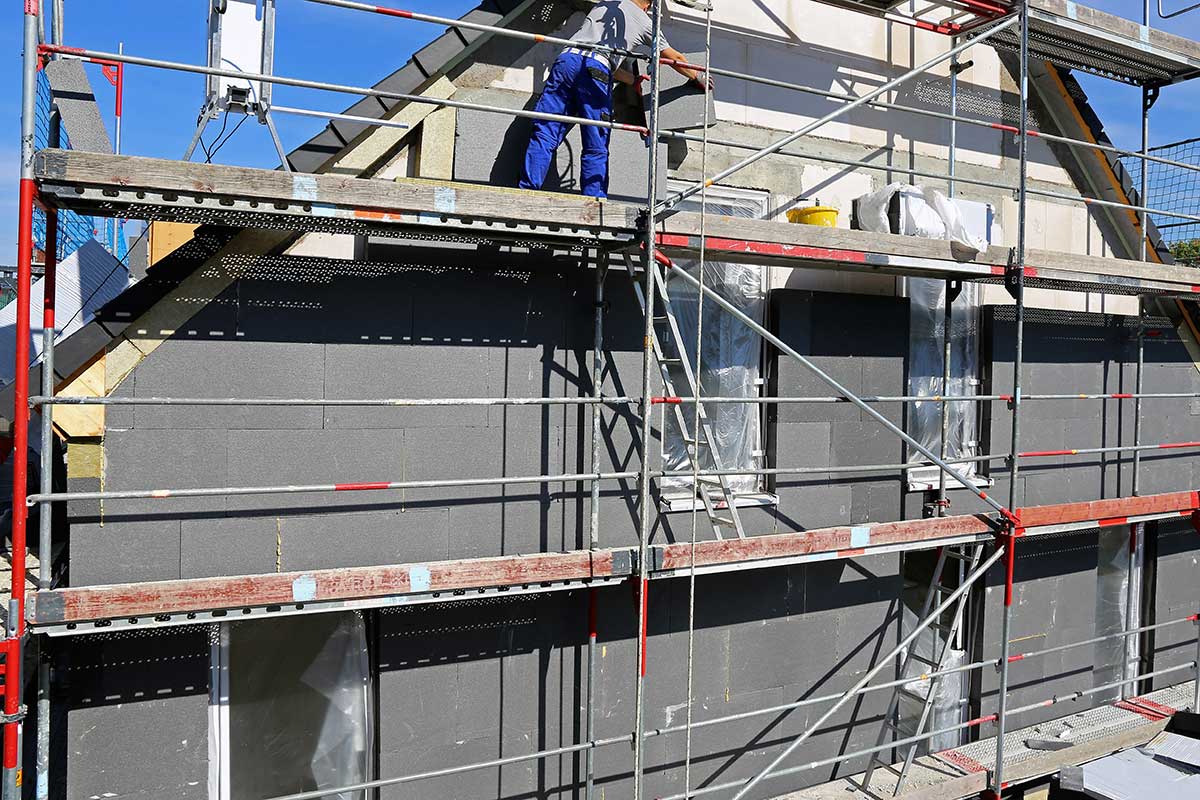 Haus wird mit Dämmplatten verkleidet