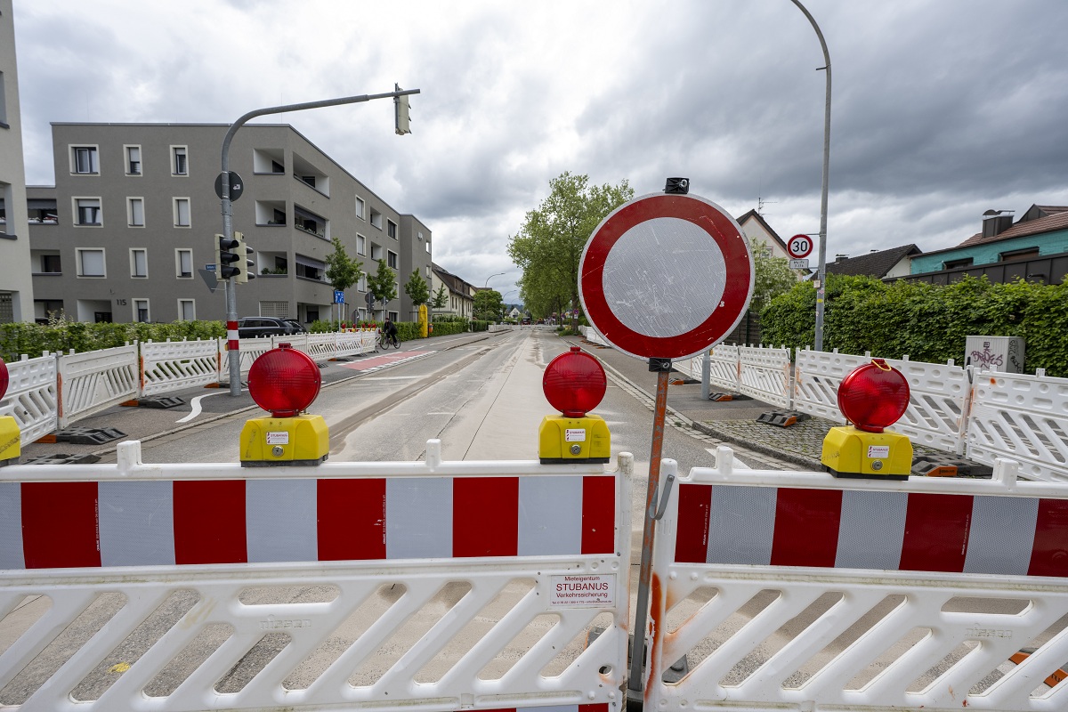 Baustelle an der Elsässer Straße, Bauzaun und Schild: Durchfahrt verboten