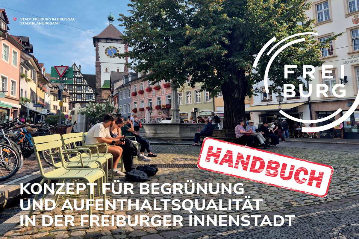 Schattiger Platz in der Freiburger Innenstadt mit Sitzgelegenheiten