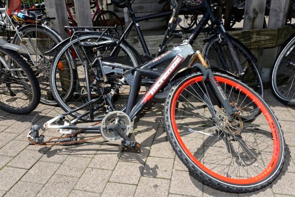 Reste eines Fahrrads liegen am Boden