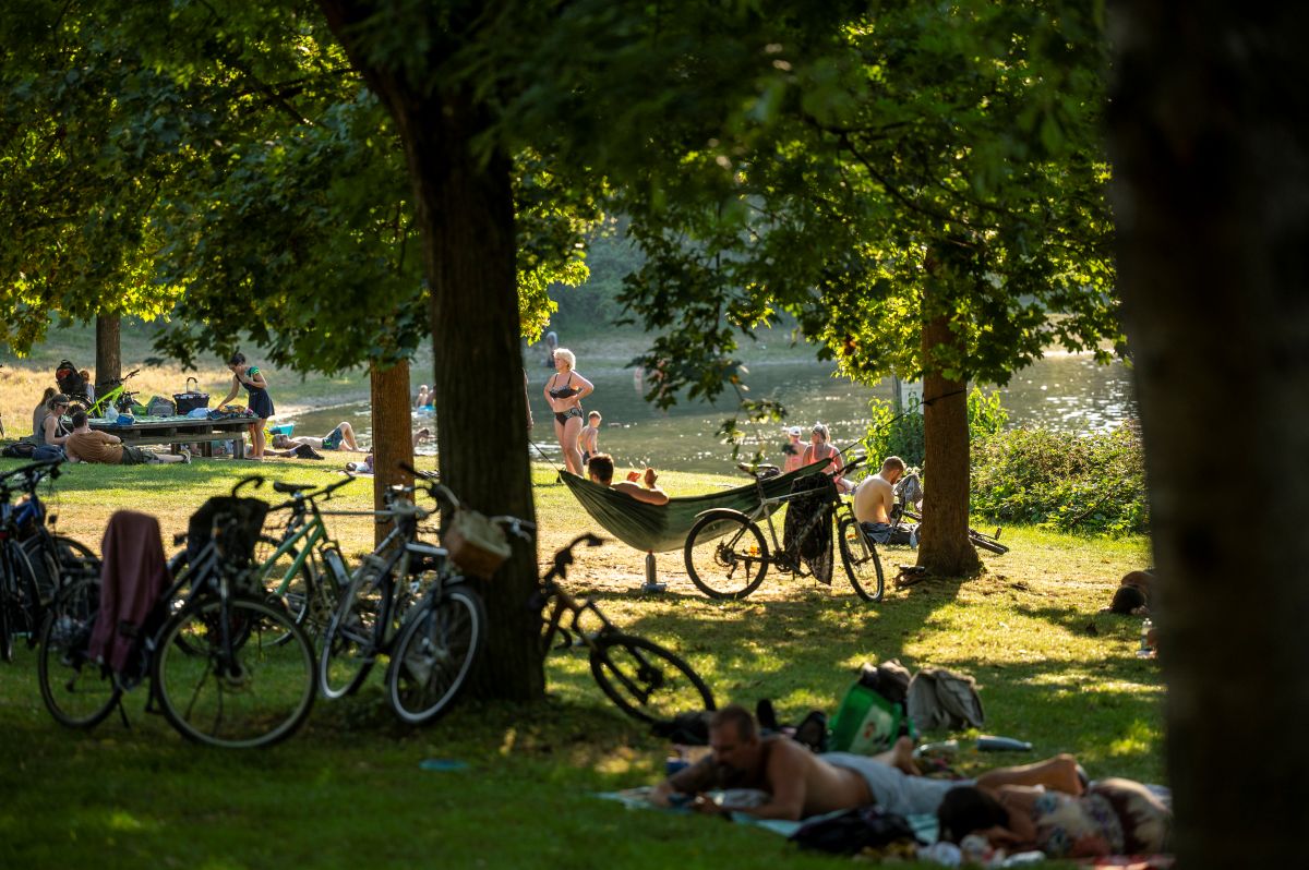 Fahrräder und Hängematten auf der Liegewiese vor dem Dietenbachsee