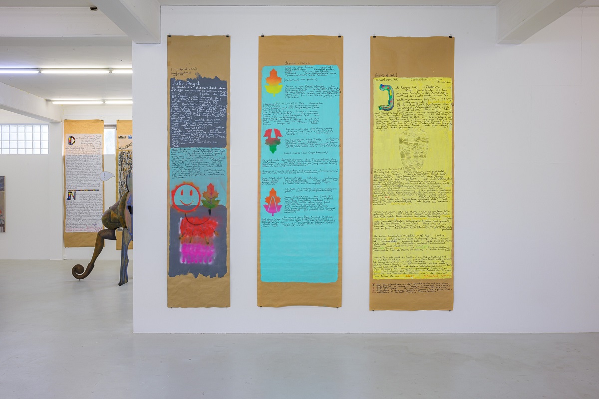 Ausstellungsansicht Kirti Ingerfurth: bemalte Packpapierbahnen und Skulpturen