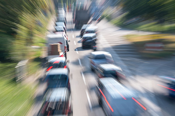 Autos halten an einer roten Ampel auf der Schwarzwaldstraße 
