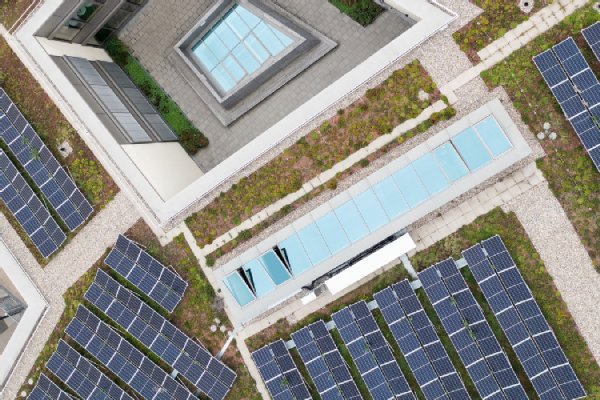 Flachdach mit PV-Anlage