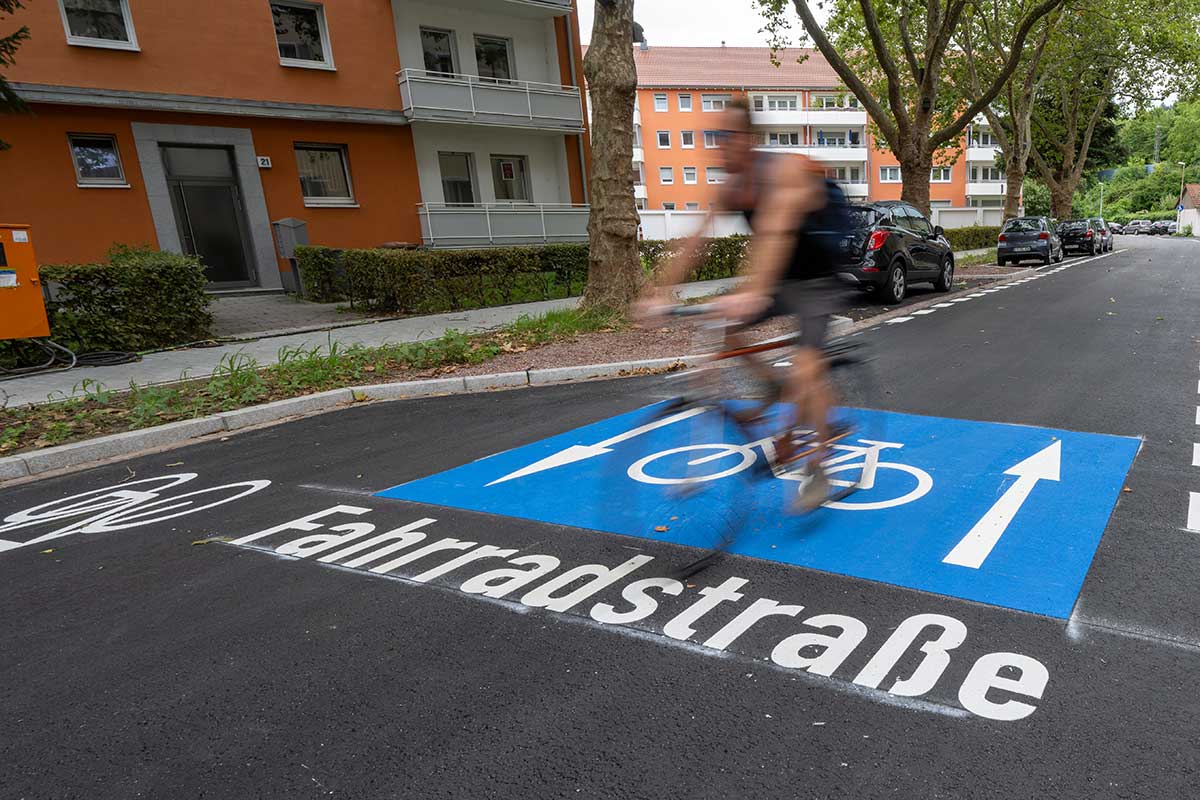 Fahrradstraße mit entsprechender Markierung