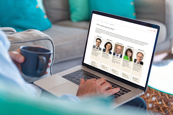 Reifer Mann, der zu Hause einen Laptop benutzt.