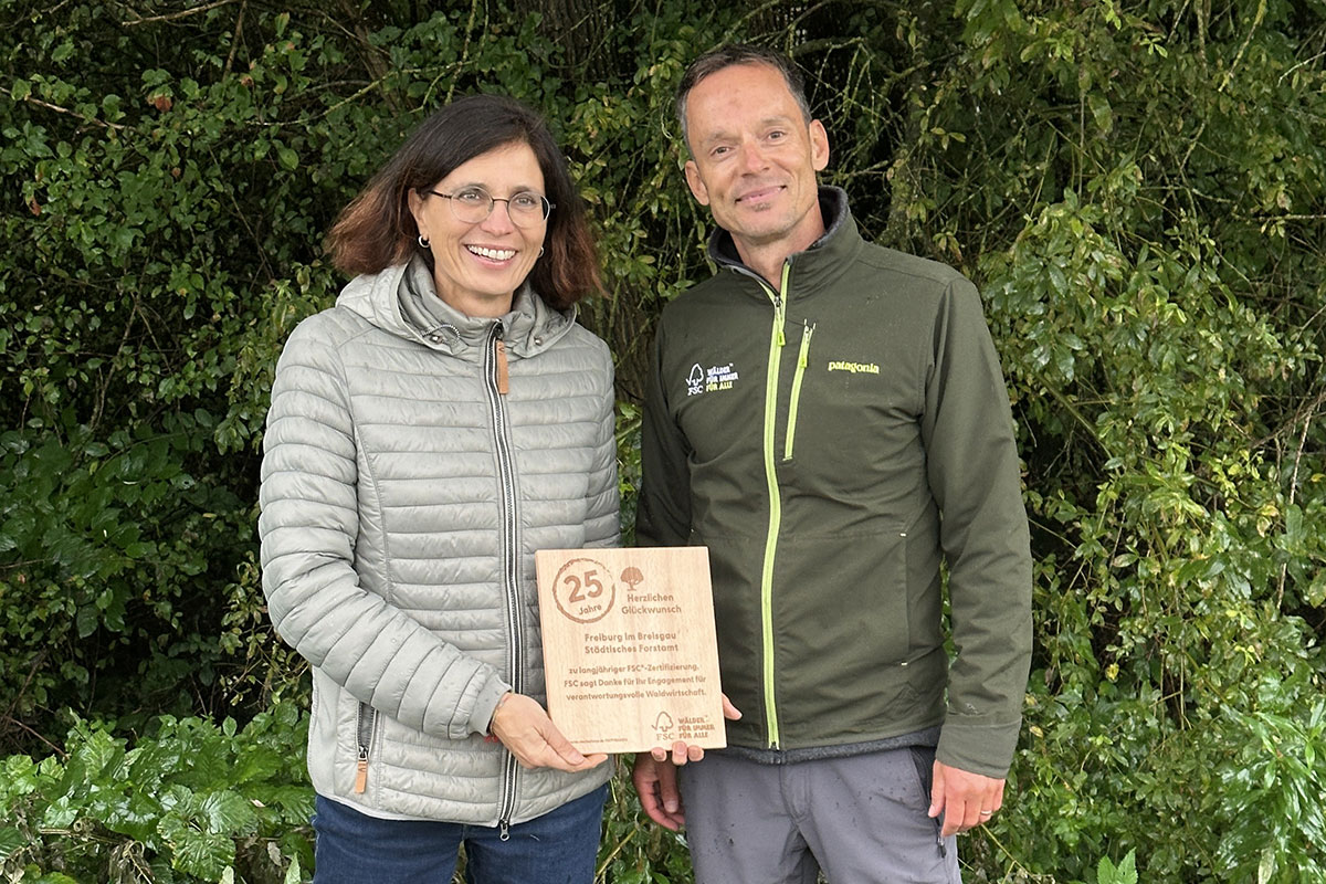 Bürgermeisterin Christine Buchheit bekommt von Elmar Seizinger (FSC)