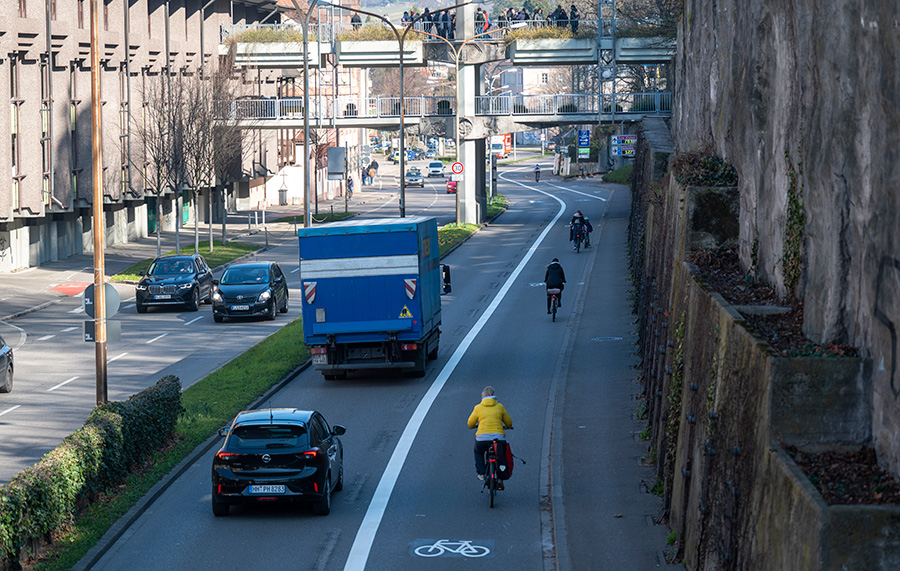 Eine Spur reicht: Die Verkehrswende macht vor dem Schlossbergring nicht Halt. Auf der Ostseite bekommt der Radverkehr eine der zwei Spuren, die bislang den Autos vorbehalten war. Das Ergebnis überrascht manche: Größere Staus bleiben aus.