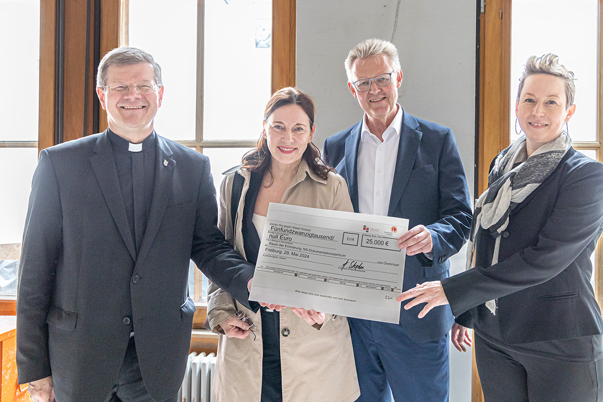 Scheckübergabe durch Erzbischof Burger an Bürgermeister von Kirchbach