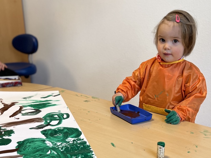 Hier wird kräftig gepinselt und gestempelt.