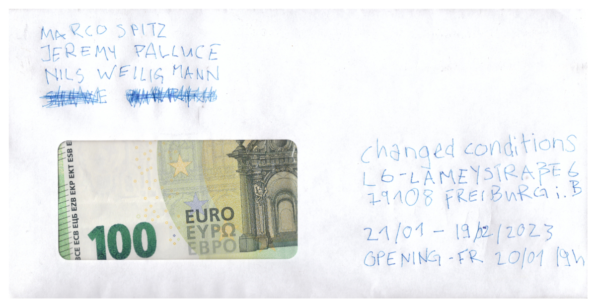 Flyer für die Ausstellung "Changed Conditions", Faksimile eines Briefes durch dessen Fenster ein 100 Euro-Schein zu sehen ist