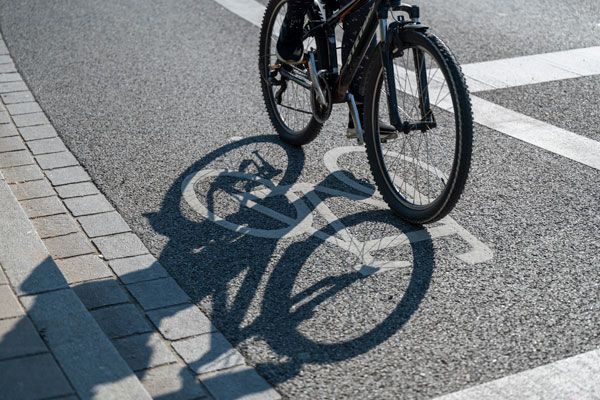 Fahrrad steht an Ampel