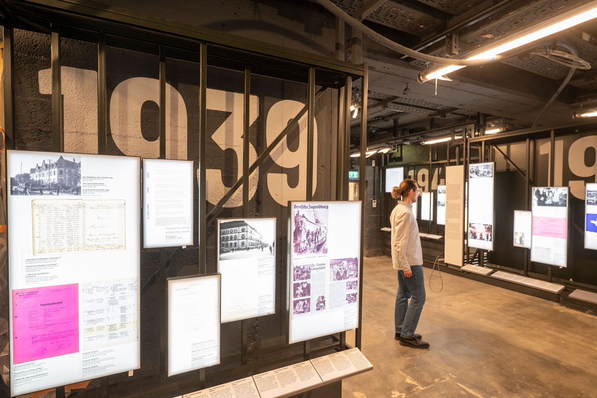 Mann in einem Ausstellungsraum