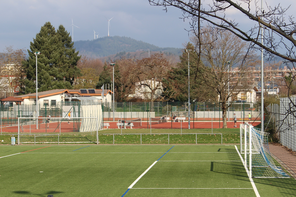 Sportplatz mit Fußballrasen mit Tor und angrenzendem Tennisplatz