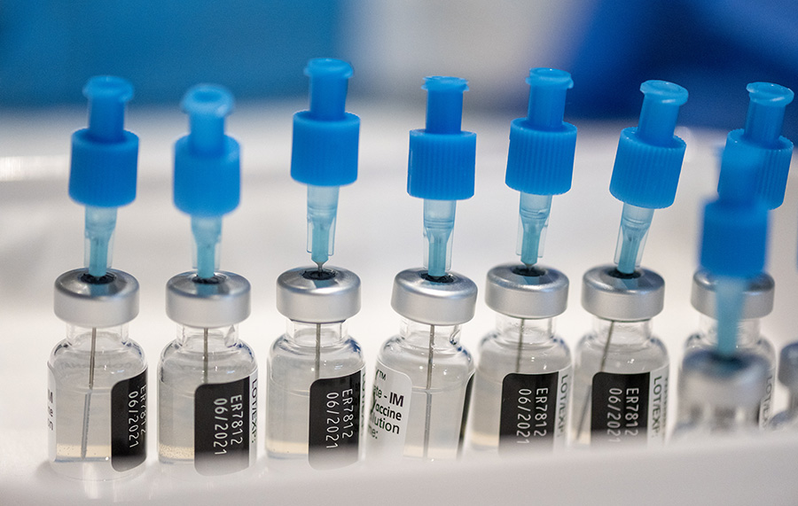 Spritze ist spitze: Ohne Corona-Impfung ist man nicht nur dem Virus ausgeliefert, sondern auch von Teilen des öffentlichen Lebens ausgeschlossen. Entsprechend hoch ist die Nachfrage im Impfstützpunkt auf der Messe. Leider ist der Impfstoff immer wieder knapp.