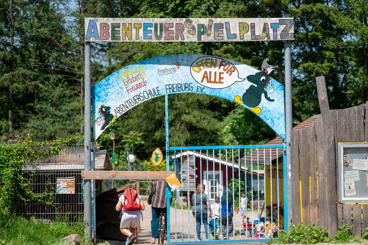 Eingangstor mit der Aufschrift "Abenteuerspielplatz. Offen für alle"