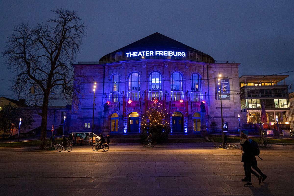 Das Theater Freiburg von außen blau angestrahlt