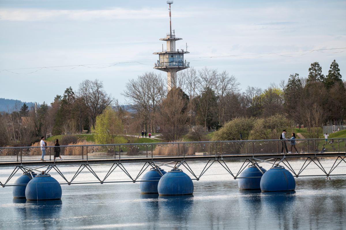 Brücke über den Flückiger See mit den Blauen Pontons