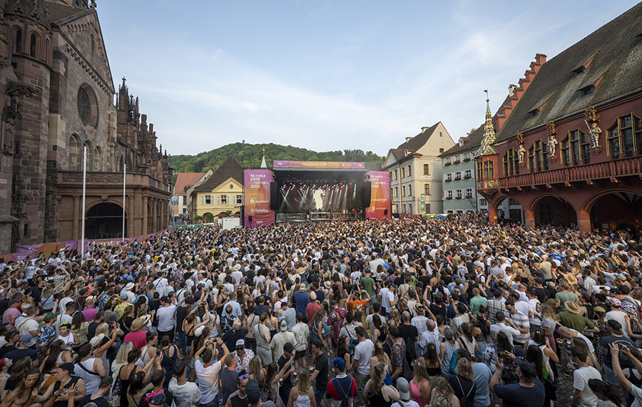 Atemberaubend: Der erste Runde der Münsterplatzkonzerte war ein voller Erfolg. Sechs ausverkaufte Veranstaltungen und eine tolle Stimmung – die Wiederholung ist beschlossene Sache. Atemberaubend: Der erste Runde der Münsterplatzkonzerte war ein voller Erfolg. Sechs ausverkaufte Veranstaltungen und eine tolle Stimmung – die Wiederholung ist beschlossene Sache.