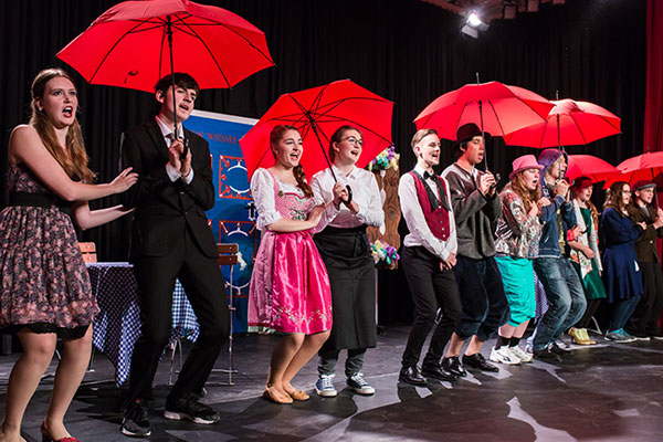 Theateraufführung von Schüler*innen