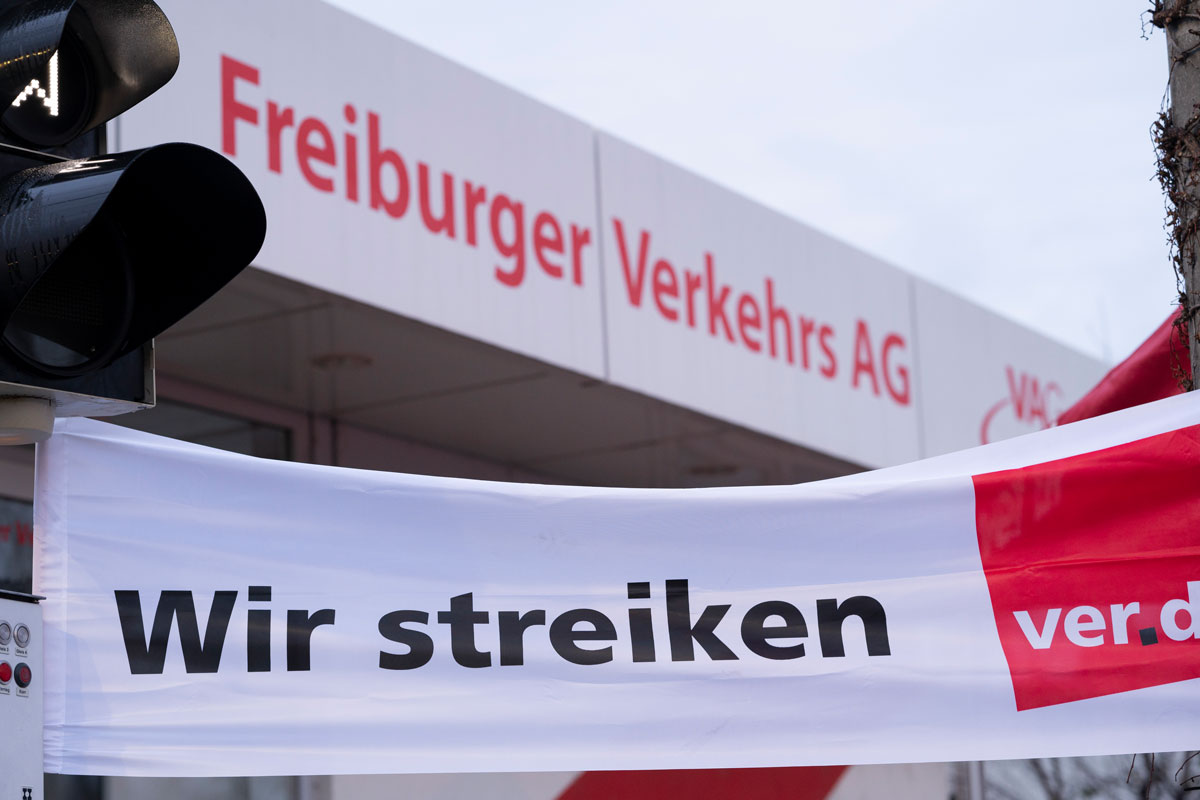 Banner mit Text "Wir streiken. verd.di"
