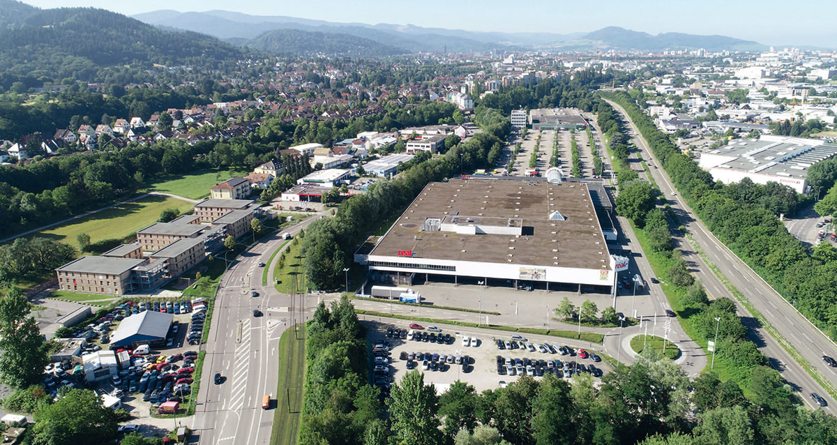 Geplante Nachverdichtung von bestehenden Handelsflächen in Zähringen Nord: Am nördlichen Stadteingang ist ein lebendiges Quartier geplant, in dem Wohnen, kleingewerbliche Nutzungen und Einzelhandel Platz finden und durch qualitätsvolle öffentliche Freiräume entlang des renaturierten Zähringer Dorfbachs miteinander verknüpft werden Geplante Nachverdichtung von bestehenden Handelsflächen in Zähringen Nord: Am nördlichen Stadteingang ist ein lebendiges Quartier geplant, in dem Wohnen, kleingewerbliche Nutzungen und Einzelhandel Platz finden und durch qualitätsvolle öffentliche Freiräume entlang des renaturierten Zähringer Dorfbachs miteinander verknüpft werden