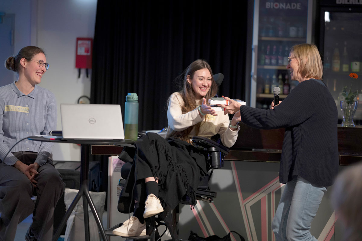 Drei Personen sitzen im Kreis und unterhalten sich 