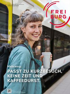 Plakat: Frau hält Becher, Text: Passt zu Kurzbesuch, Keine Zeit und Kaffeedurst