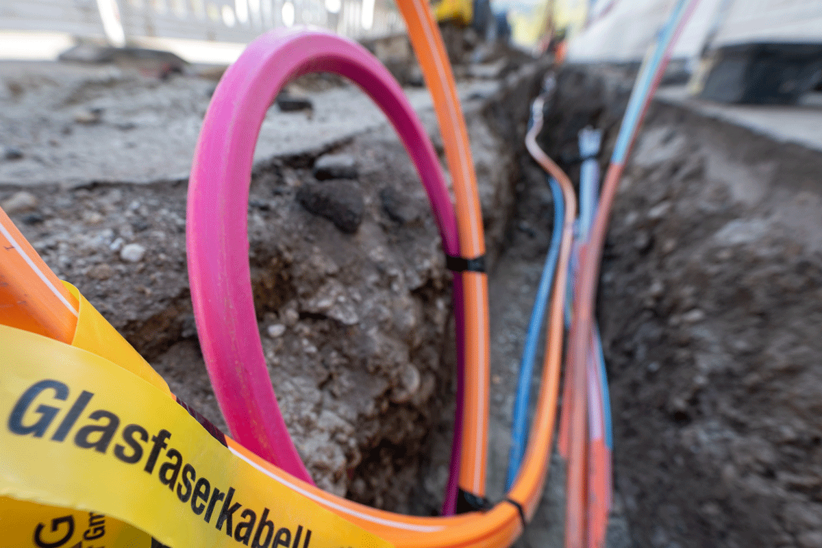 Bunte Kabel, die im Boden liegen