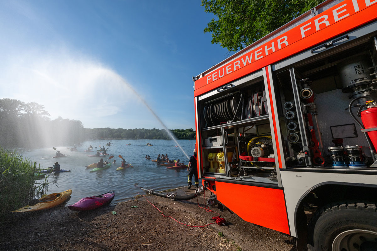 Eine Person füllt eine Trinkflasche an einem Trinkbrunnen auf