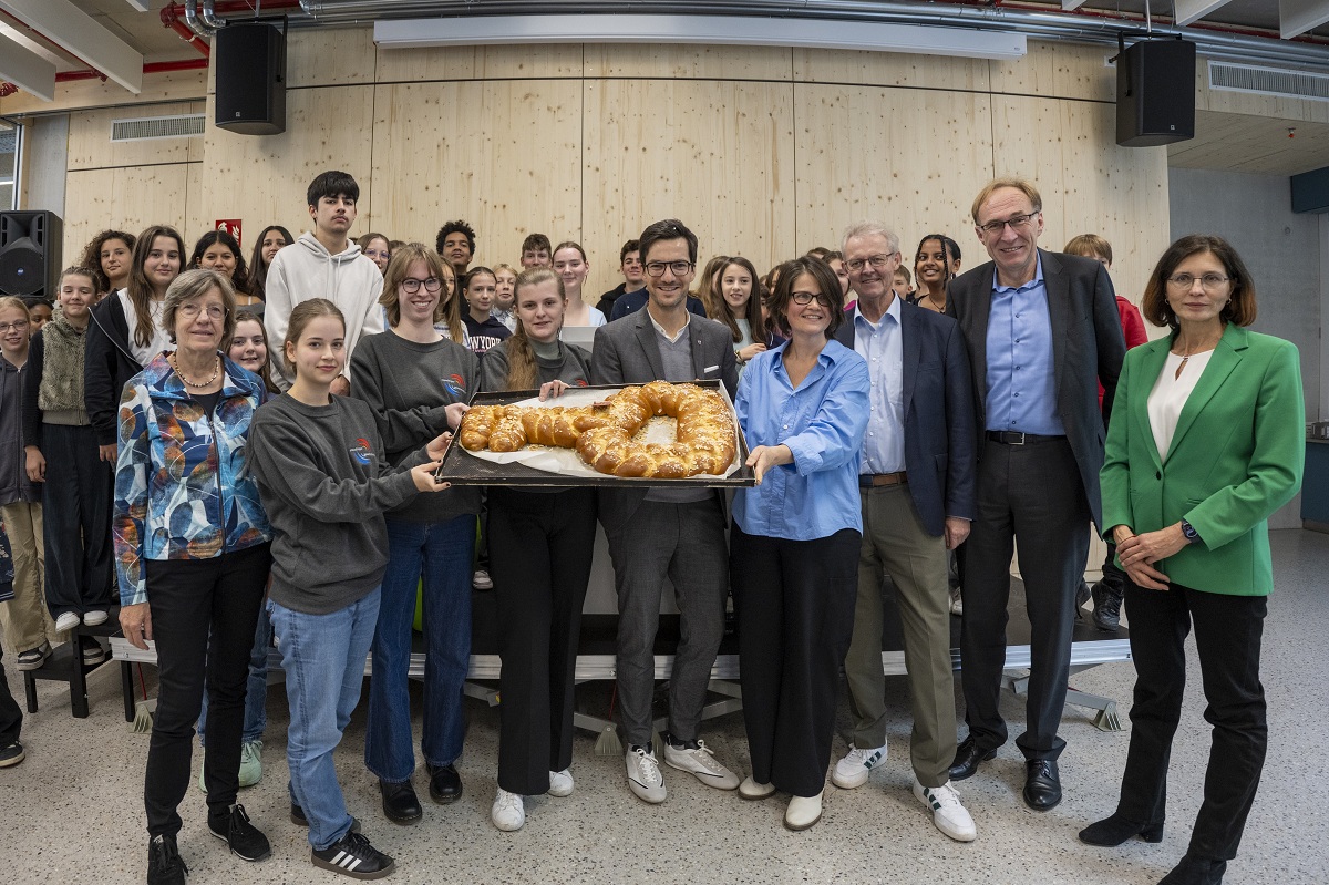Offene Türen des Haupteingangs der Staudinger-Gesamtschule; von außen kommen Leute herein