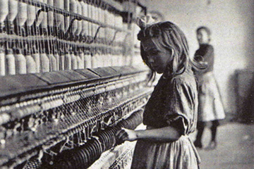 Mädchen arbeitet in einer Spinnerei