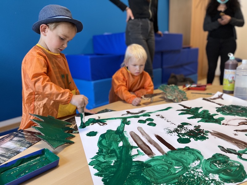 Klein und Groß gestalten miteinander die Wald-Kulisse.