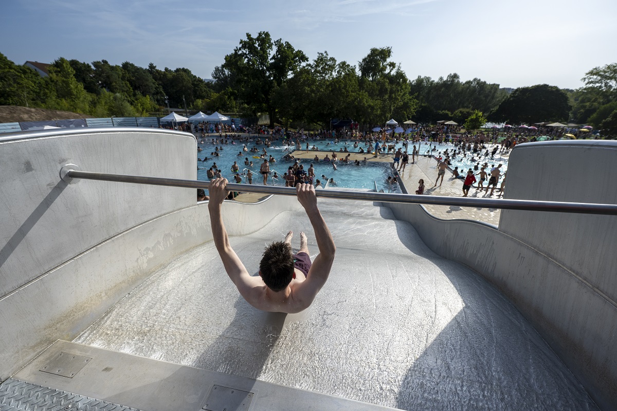 Mensch auf der Rutsche im Außenbecken des Westbads