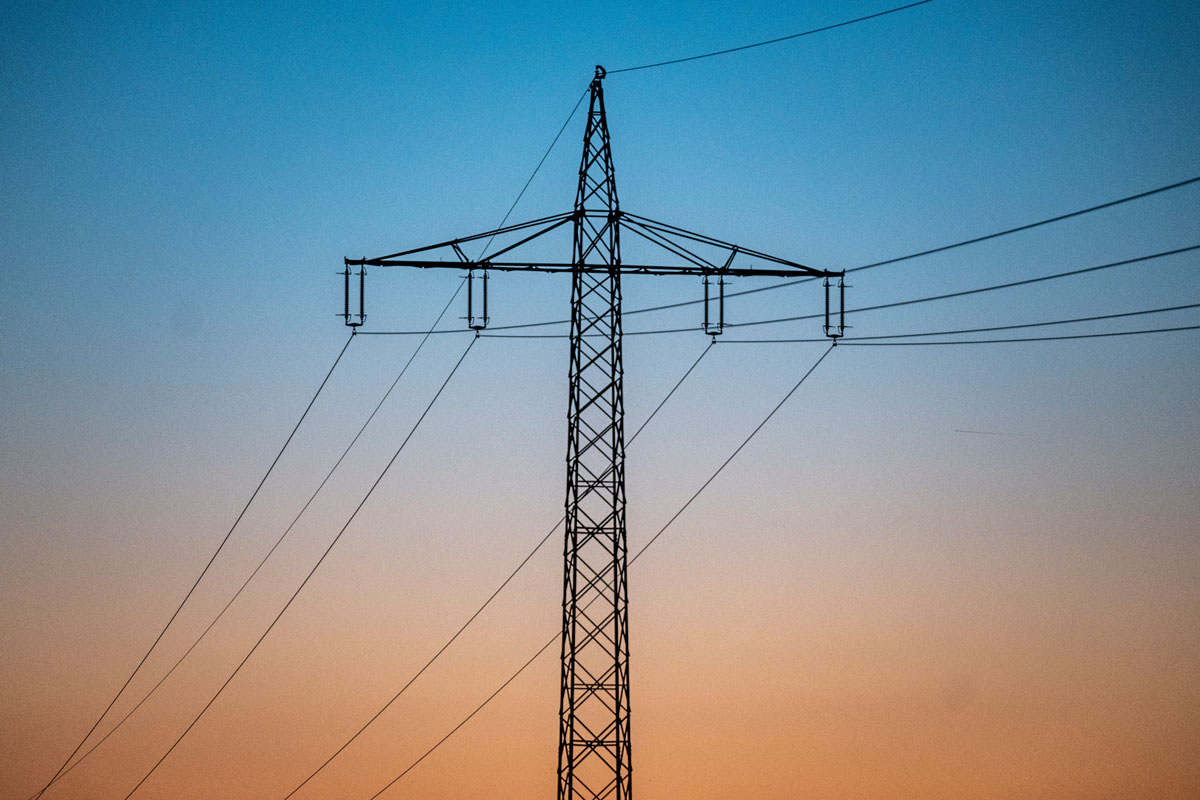 Hochspannungsleitung bei Sonnenuntergang