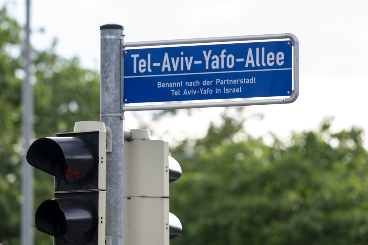 Straßenschild "Tel-Aviv-Yafo Allee"