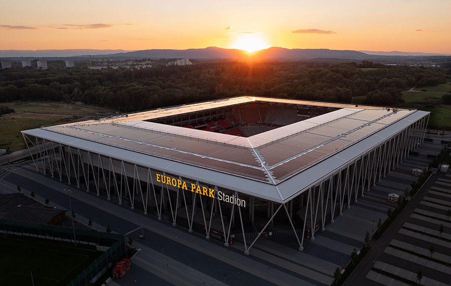 Zweimal zwei: Das neue Stadion ist nicht nur Spielstätte der aktuell zweitbesten deutschen Fußballmannschaft, sondern hat auch die weltweit zweitgrößte Solaranlage auf dem Dach. (Foto: Badenova / A. Walny)