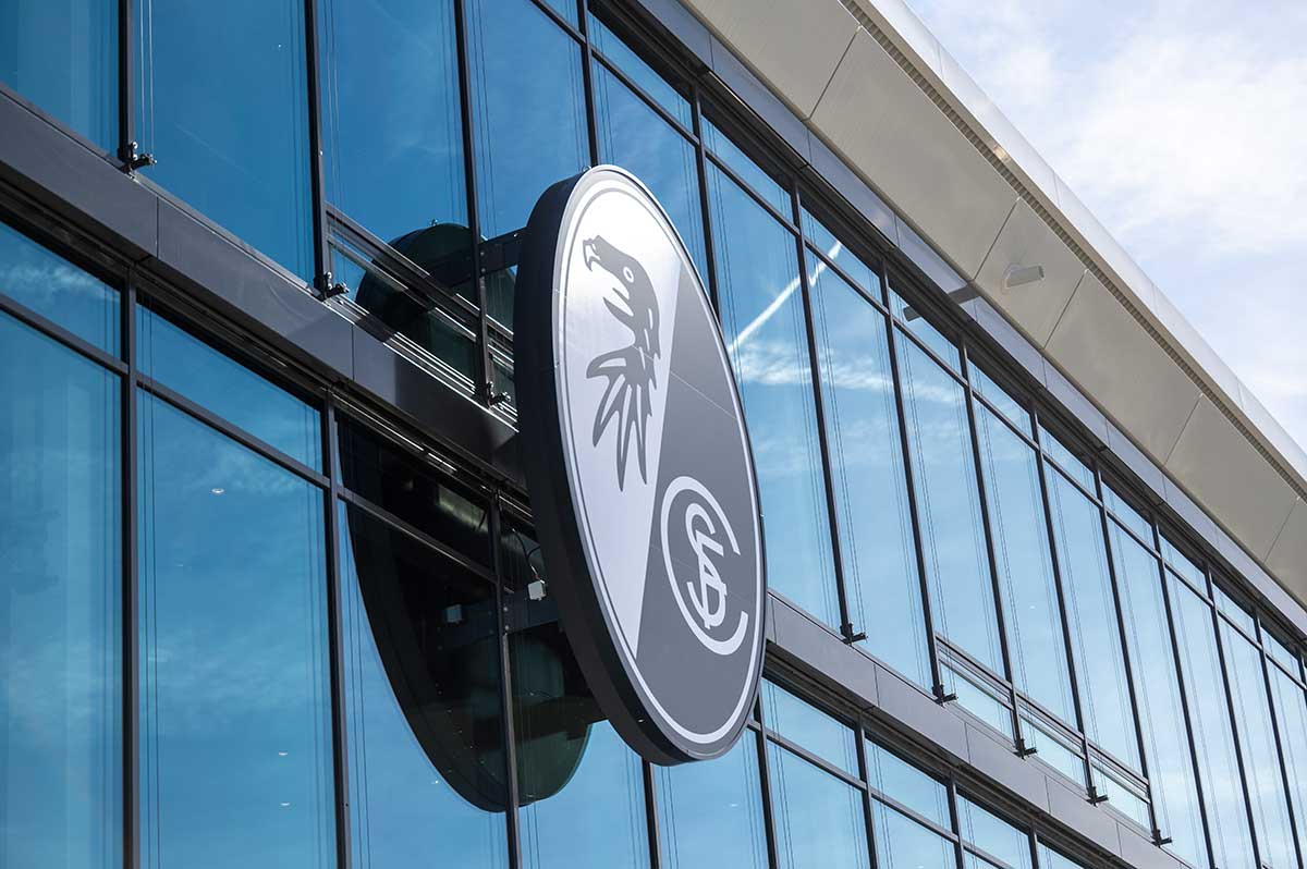 Logo des SC Freiburg am Europa-Park Stadion