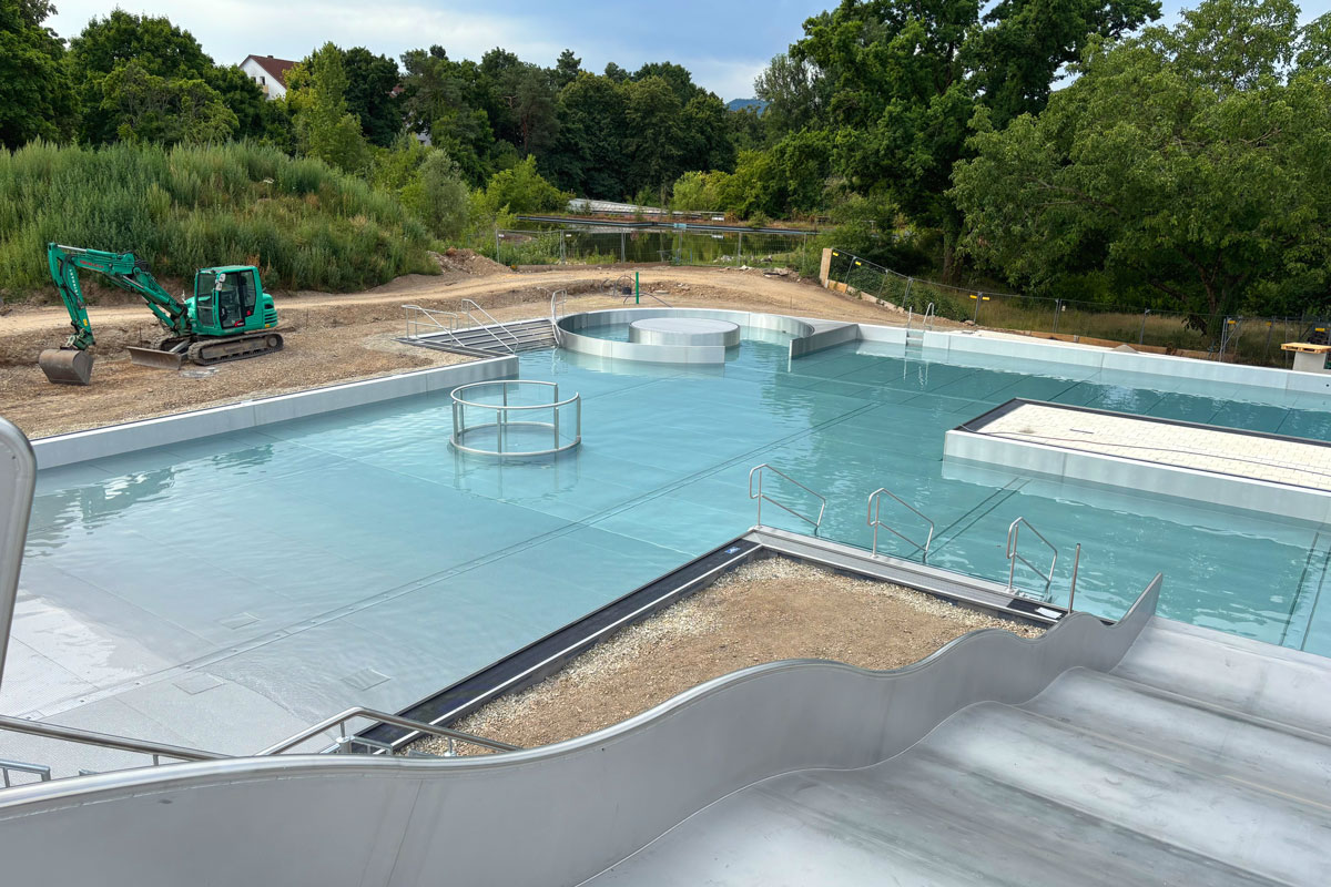 Schwimmbecken in einem Freibad