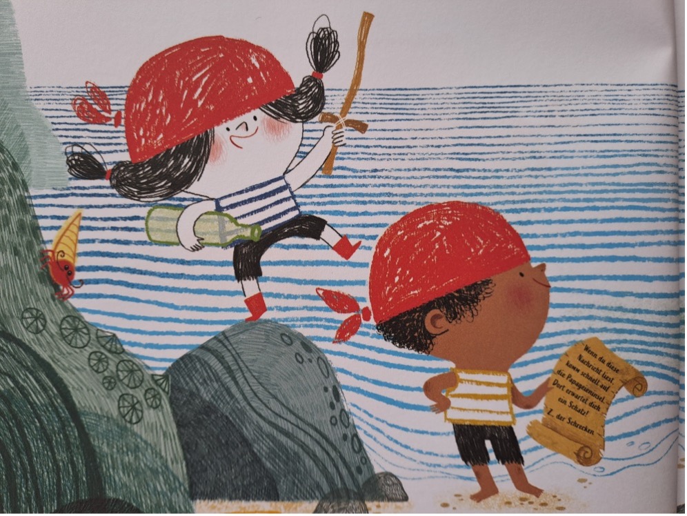 Zwei Kinder mit Piratenmütze, Schwert und einer Flaschenpost