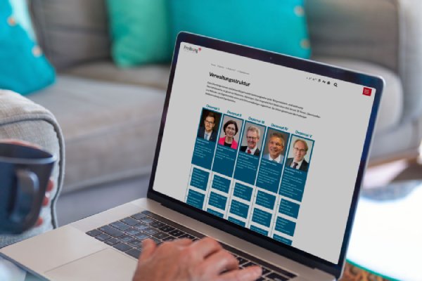 Reifer Mann, der zu Hause einen Laptop benutzt.