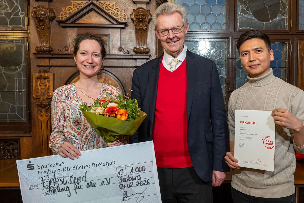 Vertreter*innen von Fairburg mit einem Spendencheck