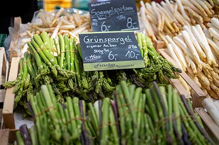 grüner und weißer Spargel am Markstand