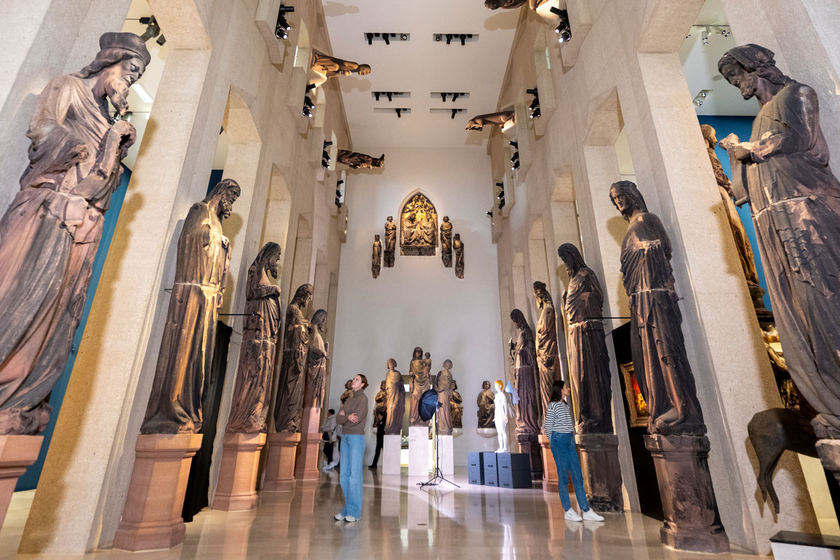Halle mit vielen und großen Skulpturen - Museum