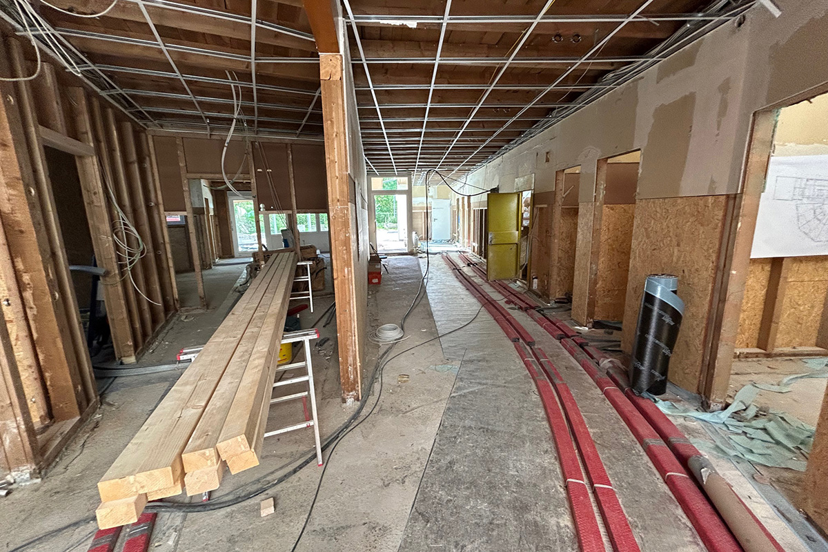 Entkerntes Gebäude von innen, einzelne Wände, Streben und Träger.