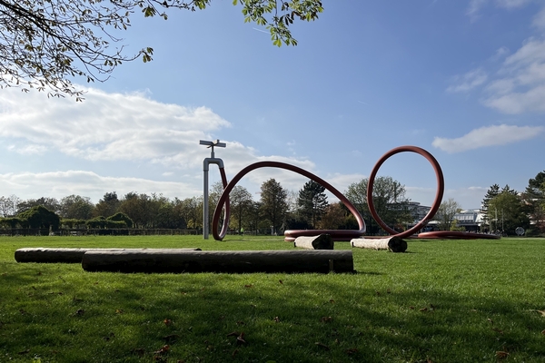 Eschholzpark mit Schlauchskulptur